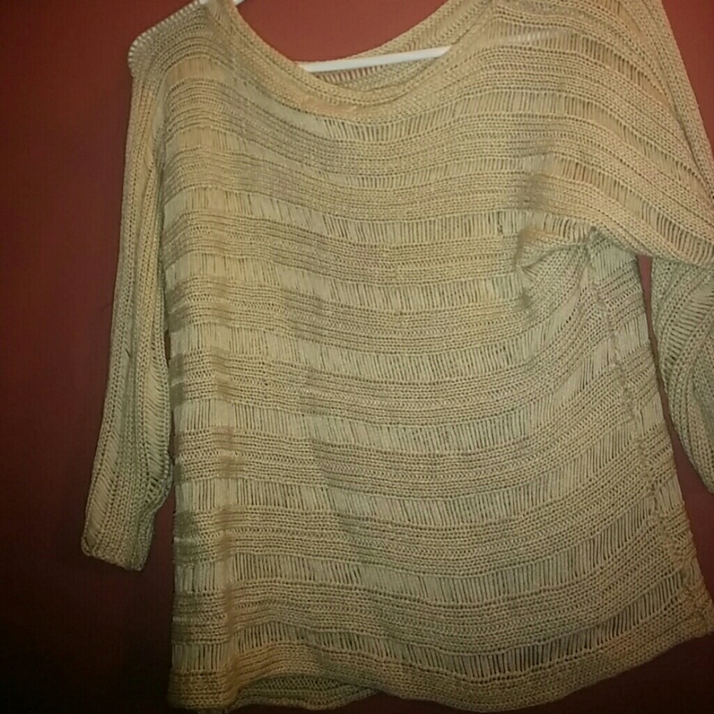 Quarter sleeve sweater